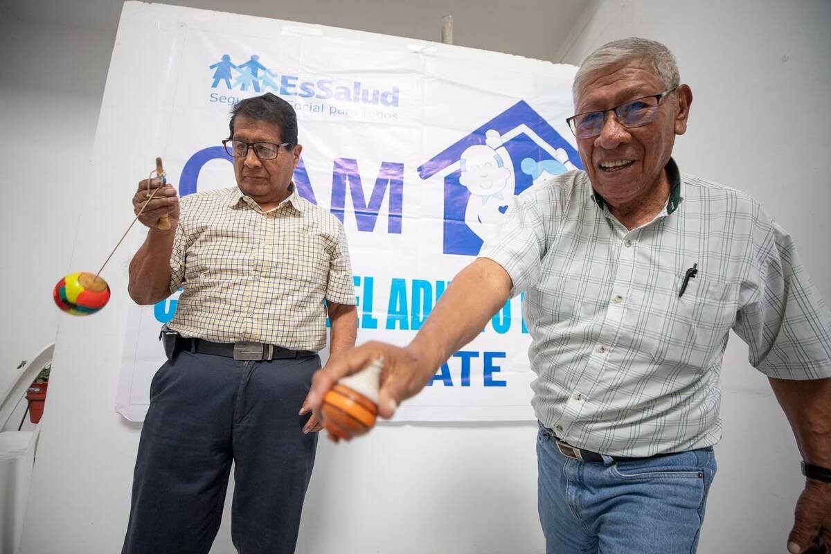 EsSaludPeru's tweet photo. 🪀❤️ Volver a jugar también es volver a recordar.

Trompos, canicas, yases, mundo y chapadas volvieron a ser parte de la vida de nuestros adultos mayores del CAM Zárate de EsSalud. Por un momento, dejaron atrás la rutina y regresaron a aquellos años en los que jugar era sinónimo de alegría. 🥹✨

En el marco del Día Mundial del Alzheimer, esta actividad permitió estimular la memoria y la actividad cognitiva, pero también reencontrarse con recuerdos, compartir sonrisas y fortalecer los lazos entre compañeros. 🧠💙

Porque detrás de cada juego hay una historia, un recuerdo y una etapa de la vida que merece seguir viva. ❤️

#NotaDePrensa: https://t.co/1110RfbXbr

#NuevaEtapa #LaSaludNoEspera #GestiónConHumanidad #EsSalud