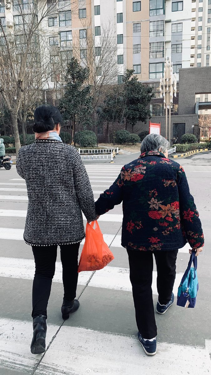 AkikoGadyus's tweet photo. Un desconocido me ayudó a cargar las bolsas de compras hasta el portal, hace un día que me sentía agobiada. La pequea gentileza iluminó toda mi tarde ， https://t.co/nUDwWJ90oX