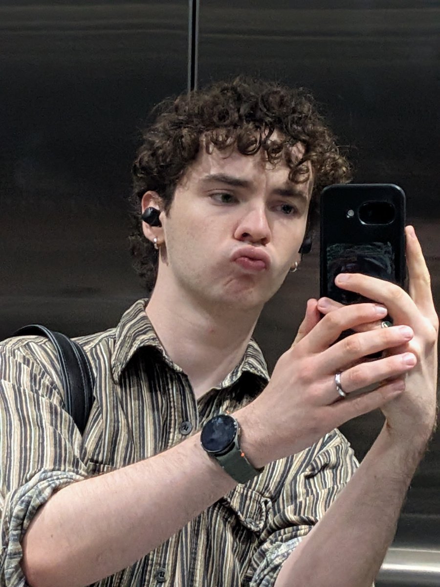 jeaviss's tweet photo. The moustache is gone I'm twinkmaxing again https://t.co/gwhYEBWYLF