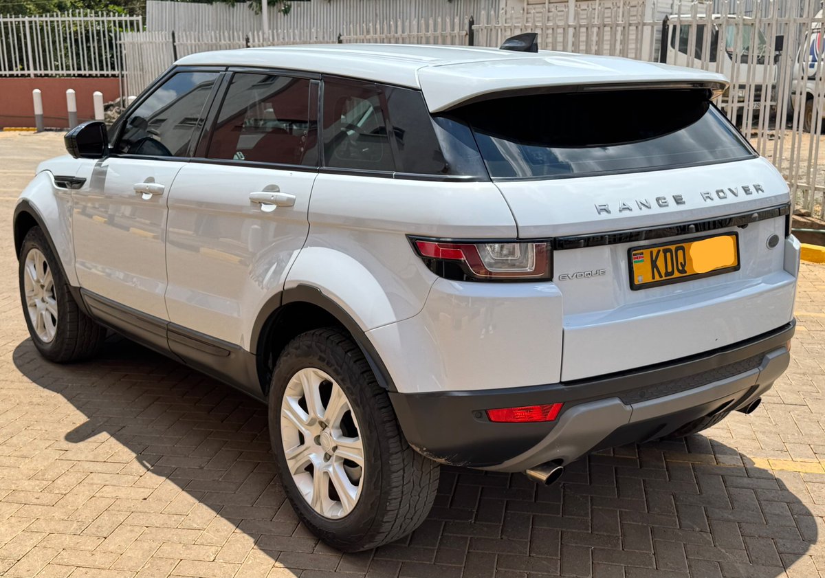 Manuouteroamers's tweet photo. *RANGE ROVER Evoque - KDQ*
YEAR 2017 
2000 CC 
Knob gear 
LEATHER SEATS ✅ 

PRICE - 4.590M* https://t.co/CcES2a0Ig7