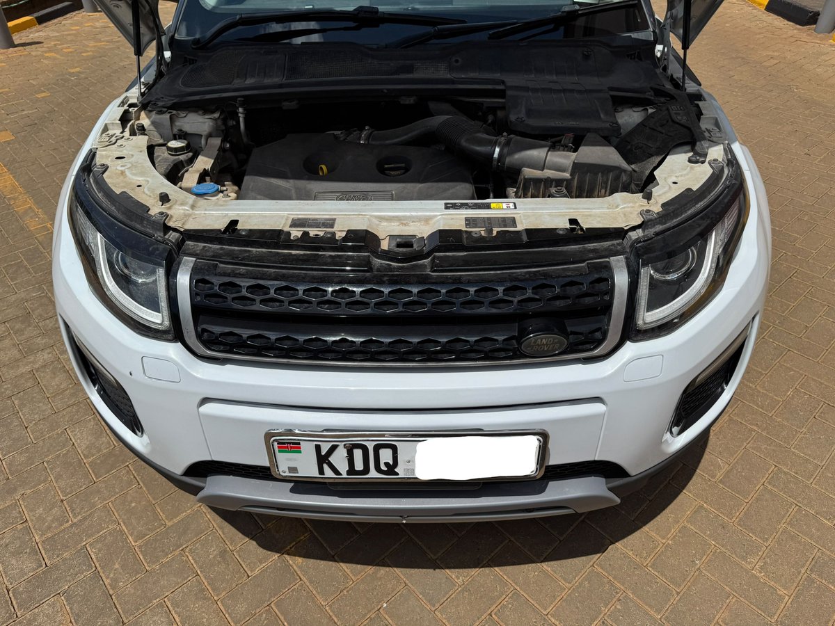 Manuouteroamers's tweet photo. *RANGE ROVER Evoque - KDQ*
YEAR 2017 
2000 CC 
Knob gear 
LEATHER SEATS ✅ 

PRICE - 4.590M* https://t.co/CcES2a0Ig7