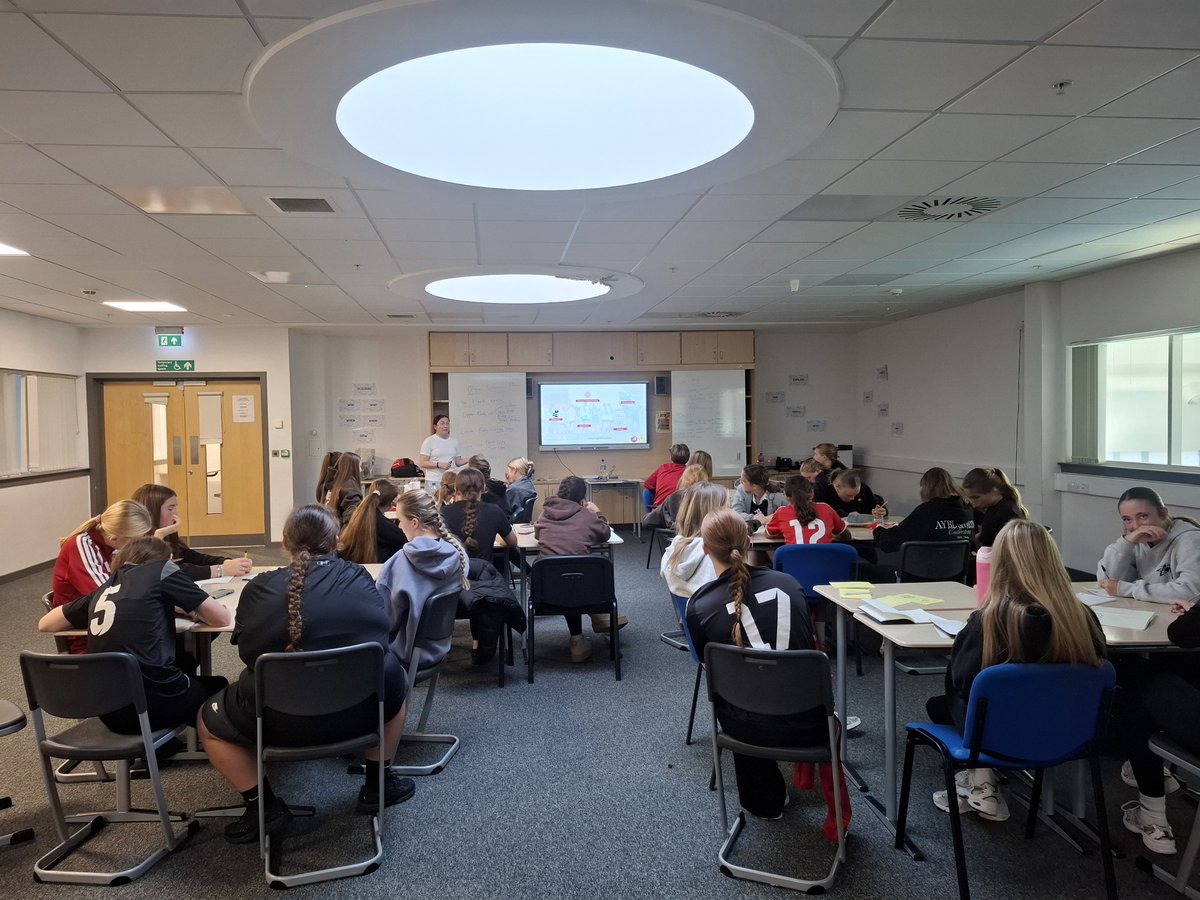 BonnyriggCFC's tweet photo. COACH MENTORING PROGRAMME 

A big thank you to Nichola Greig , Scotland Women’s U16 National Team Manager, for coming along tonight 🌹

A really engaging session which challenged the group to think about different coaching behaviours, how and why they are important ⚽️ https://t.co/7MtdxabdaE