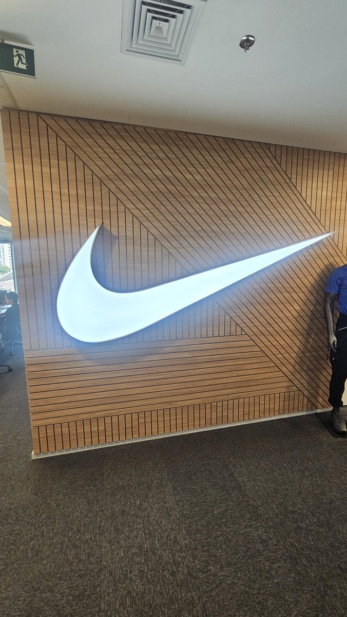 NBAdoPovo's tweet photo. A Nike me chamou pra conhecer o escritório deles em SP e também apresentar os próximos tênis de basquete que serão lançados aqui no Brasil

De quebra, ainda teve um bate-papo com a Hortência e ainda ganhei um Nike Book 2 de presente

Obrigado @Nike 🥹 https://t.co/SIGjGvcqrn