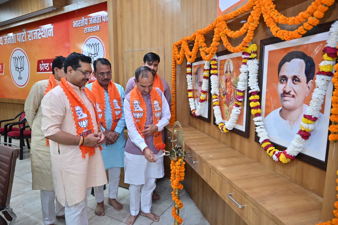 BJP4Rajasthan's tweet photo. जयपुर स्थित भाजपा प्रदेश कार्यालय में आगामी पंचायती राज चुनाव को लेकर विधानसभा प्रवासी कार्यकर्ताओं की महत्वपूर्ण बैठक मुख्यमंत्री श्री @BhajanlalBjp, भाजपा प्रदेश अध्यक्ष श्री @madanrrathore एवं प्रदेश महामंत्री (संगठन) श्री @ajaeybjp की गरिमामयी उपस्थिति में आयोजित हुई।

बैठक में आगामी पंचायती राज चुनाव को लेकर संगठनात्मक तैयारियों, रणनीति एवं आगामी कार्ययोजना पर विस्तृत चर्चा हुई।

इस अवसर पर भाजपा प्रदेश उपाध्यक्ष श्री @m_dadheech, प्रदेश महामंत्री श्री @_kailashmeghwal, संयोजक श्री राजेश गुर्जर, सह-संयोजक श्री विकास शर्मा एवं श्री अर्जुन तिवारी सहित विधानसभा प्रवासी कार्यकर्ता उपस्थित रहे।