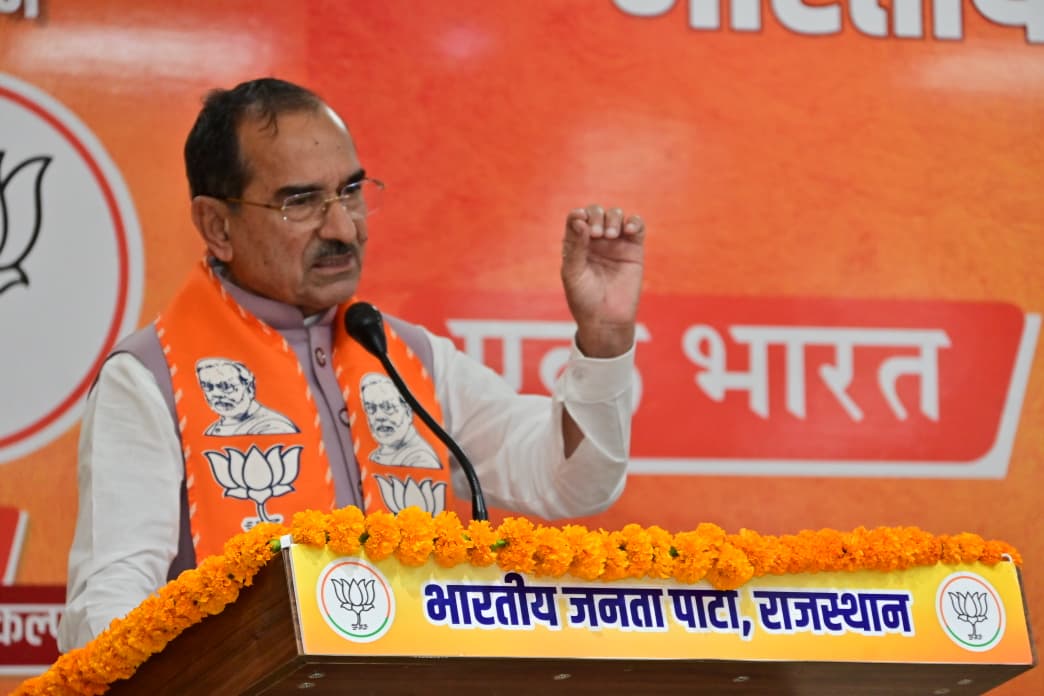 BJP4Rajasthan's tweet photo. जयपुर स्थित भाजपा प्रदेश कार्यालय में आगामी पंचायती राज चुनाव को लेकर विधानसभा प्रवासी कार्यकर्ताओं की महत्वपूर्ण बैठक मुख्यमंत्री श्री @BhajanlalBjp, भाजपा प्रदेश अध्यक्ष श्री @madanrrathore एवं प्रदेश महामंत्री (संगठन) श्री @ajaeybjp की गरिमामयी उपस्थिति में आयोजित हुई।

बैठक में आगामी पंचायती राज चुनाव को लेकर संगठनात्मक तैयारियों, रणनीति एवं आगामी कार्ययोजना पर विस्तृत चर्चा हुई।

इस अवसर पर भाजपा प्रदेश उपाध्यक्ष श्री @m_dadheech, प्रदेश महामंत्री श्री @_kailashmeghwal, संयोजक श्री राजेश गुर्जर, सह-संयोजक श्री विकास शर्मा एवं श्री अर्जुन तिवारी सहित विधानसभा प्रवासी कार्यकर्ता उपस्थित रहे।
