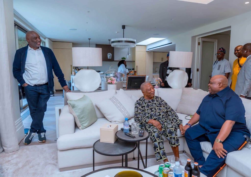 imakun12's tweet photo. Gov Ademola Adeleke today paid a courtesy visit to renowned philanthropist, distinguished businessman, and Chairman of Premier Lotto Limited, Sir (Dr.) Kensington Adebutu, GCON the Odoole Oodua who warmly congratulated him on his re-election.✅🥰 https://t.co/xyheEQtfIT