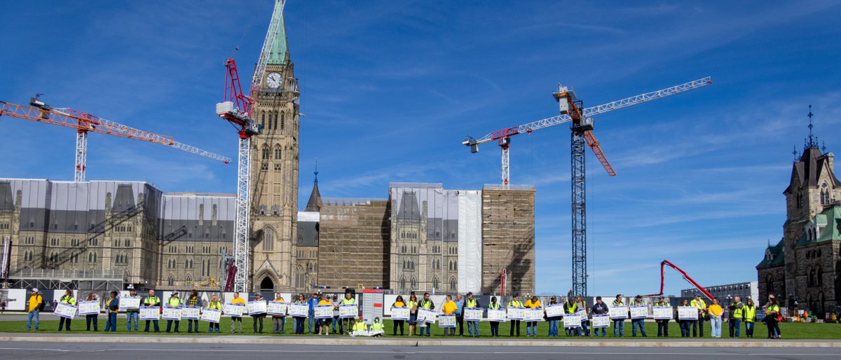 sttp's tweet photo. Le 21 septembre dernier, des membres du STTP étaient présents sur la colline du Parlement pour livrer aux députés des lettres leur demandant de protéger et de renforcer le service postal public, qui est actuellement menacé.  https://t.co/sS7h8fn6zy https://t.co/QOSG5qtaCz