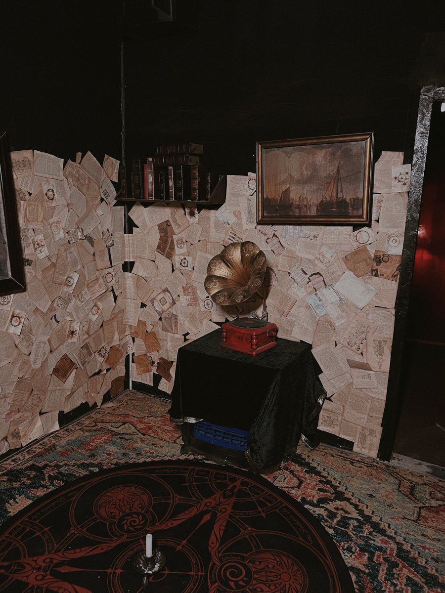KaitlinGamv9m's tweet photo. Escape room temático de misterio medieval! Resuelve acertijos para desbloquear la puerta antes que se acabe el tiempo. https://t.co/y6P73zboUL
