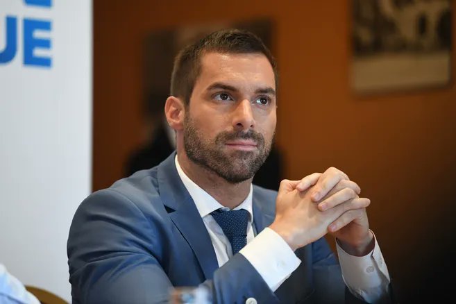AlertesInfos's tweet photo. 🇫🇷 Éric Dupond-Moretti répond à Julien Odoul, qui dit avoir "honte" d’Emmanuel Macron parce qu’il n’assistera à aucune messe du pape en France : "Lui dansait nu sur une barre de pole dance. La morale est à géométrie infiniment variable". (France 5) https://t.co/DpeDHA5EyF