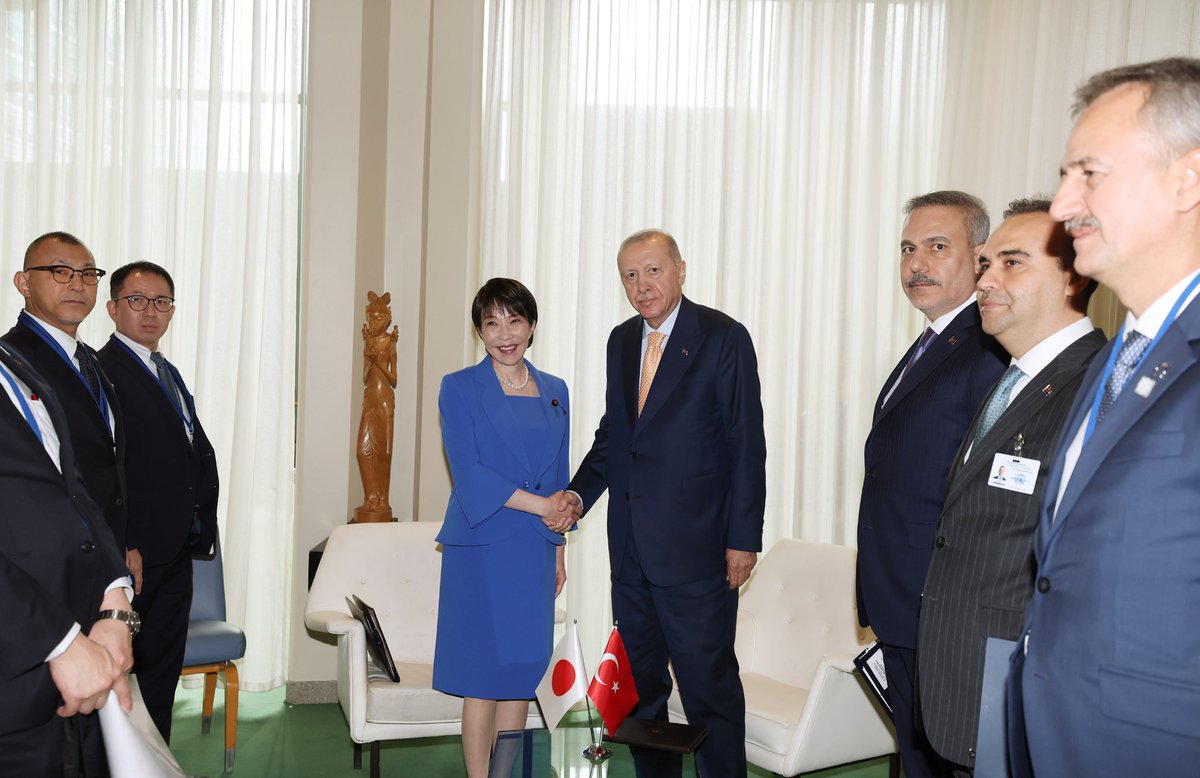 mfatihkacir's tweet photo. Cumhurbaşkanımız Sayın @RTErdogan’ın Japonya Başbakanı Sayın Sanae Takaichi ile gerçekleştirdiği görüşmeye iştirak ettik.

Türkiye ile Japonya arasındaki köklü dostluk ve karşılıklı güven temelinde şekillenen ilişkilerimizi; teknoloji, yatırımlar, ticaret ve yüksek katma değerli üretim başta olmak üzere her alanda daha ileri taşımak için çalışmalarımızı sürdüreceğiz.

Ülkelerimiz arasında yeni yatırım ve teknoloji köprüleri kurmaya devam edeceğiz. 🇹🇷🇯🇵