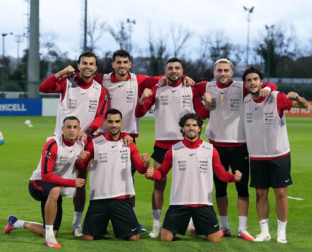 futbolarena's tweet photo. 🇹🇷 A Milli Takım antrenmanında günün kazanan takımı. https://t.co/JR1pAqofbE