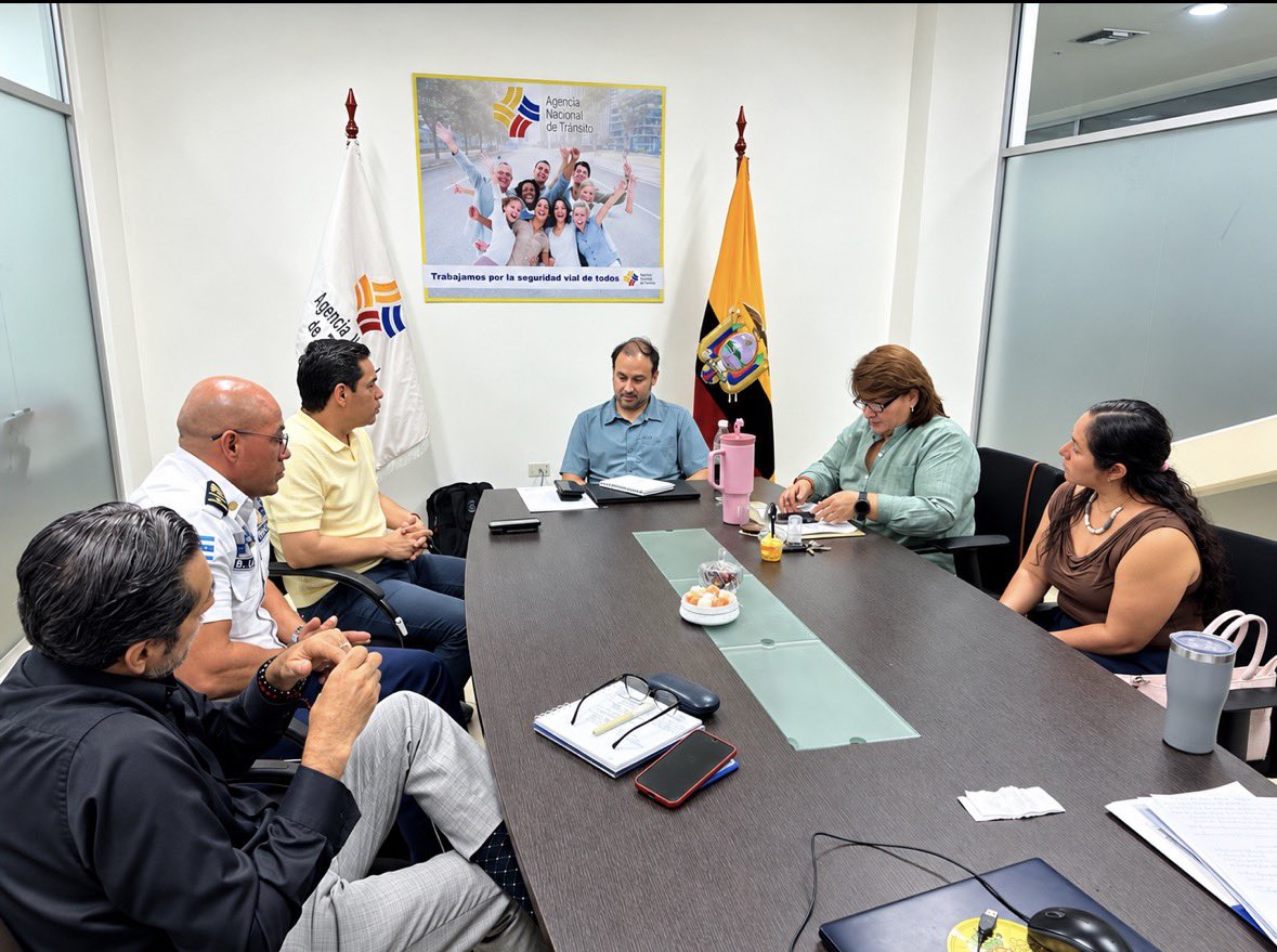 ATMGuayaquil's tweet photo. 🤝 Coordinamos acciones por la movilidad de Guayaquil.

Mantuvimos una reunión de trabajo con la Agencia Nacional de Tránsito (ANT) para analizar y encontrar soluciones conjuntas a los temas de movilidad relacionados con el transporte pesado y extra pesado en la ciudad.

Continuamos articulando esfuerzos entre instituciones para fortalecer el ordenamiento vial y mejorar la convivencia entre todos los actores de la movilidad.

#GuayaquilNoSeDetiene