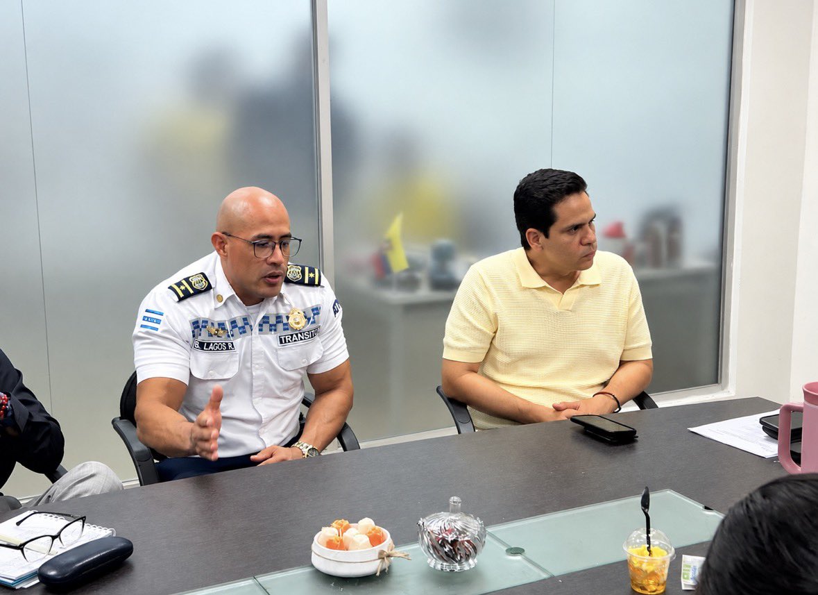 ATMGuayaquil's tweet photo. 🤝 Coordinamos acciones por la movilidad de Guayaquil.

Mantuvimos una reunión de trabajo con la Agencia Nacional de Tránsito (ANT) para analizar y encontrar soluciones conjuntas a los temas de movilidad relacionados con el transporte pesado y extra pesado en la ciudad.

Continuamos articulando esfuerzos entre instituciones para fortalecer el ordenamiento vial y mejorar la convivencia entre todos los actores de la movilidad.

#GuayaquilNoSeDetiene