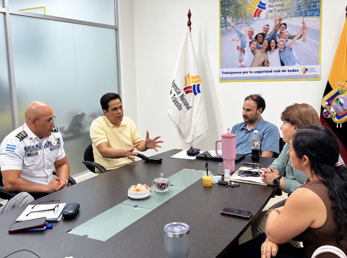 ATMGuayaquil's tweet photo. 🤝 Coordinamos acciones por la movilidad de Guayaquil.

Mantuvimos una reunión de trabajo con la Agencia Nacional de Tránsito (ANT) para analizar y encontrar soluciones conjuntas a los temas de movilidad relacionados con el transporte pesado y extra pesado en la ciudad.

Continuamos articulando esfuerzos entre instituciones para fortalecer el ordenamiento vial y mejorar la convivencia entre todos los actores de la movilidad.

#GuayaquilNoSeDetiene