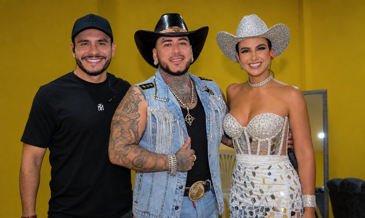 NaranjLa's tweet photo. 🟡🔵🔴Con Dayanara y Jonathan Estrada  en tremendo show en el Carmen - Manabí 🤠👌🏻
#yomellamo #artistaecuatoriano #jessiuribeecuatoriano #yomellamojessiuribe #lucasuriel https://t.co/smVsrS0Rsi