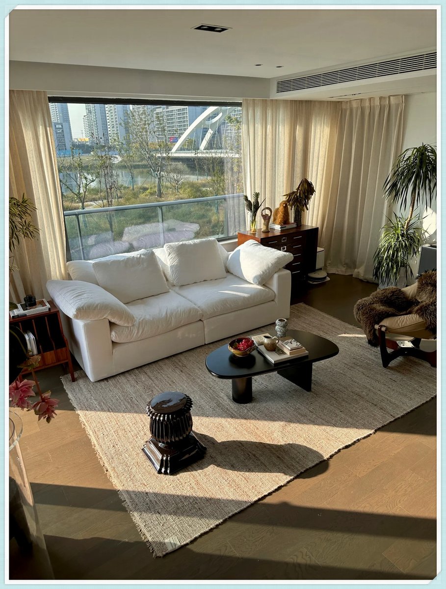 aprilianirizq's tweet photo. Just turned my messy living room into a cozy spot after 20 mins of folding laundry and wiping dust—small wins hit different!， https://t.co/ngfIhVm762