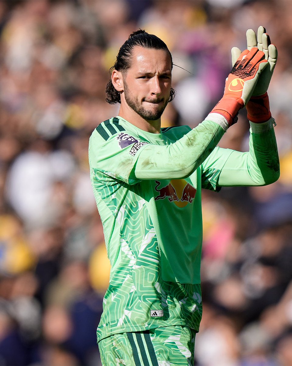 footballontnt's tweet photo. James Trafford has made more saves than any other Premier League goalkeeper this season (20), while boasting the leagues best save percentage at 87% 🧱🧤 https://t.co/NSbH7sqVg6