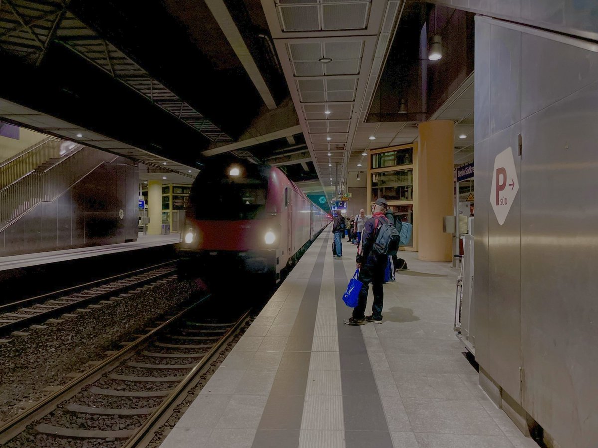 SyntethixCore's tweet photo. dîner exceptionnel avec @IntercitySimon (15€ en inclauant 2 pintes) et maintenant de retour à Berlin Südkreuz pour perdre le train direction Graz 🇦🇹 https://t.co/XA8yv5XRtn