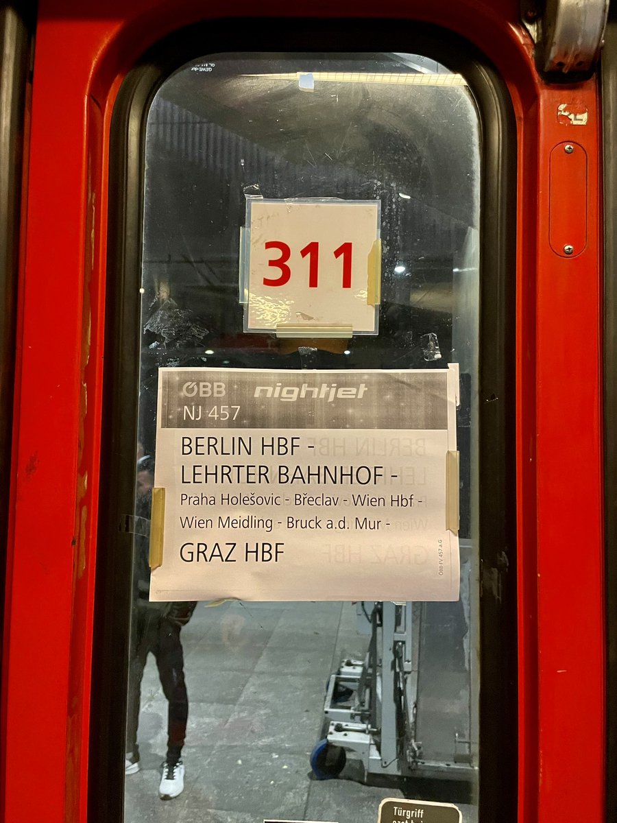 SyntethixCore's tweet photo. dîner exceptionnel avec @IntercitySimon (15€ en inclauant 2 pintes) et maintenant de retour à Berlin Südkreuz pour perdre le train direction Graz 🇦🇹 https://t.co/XA8yv5XRtn