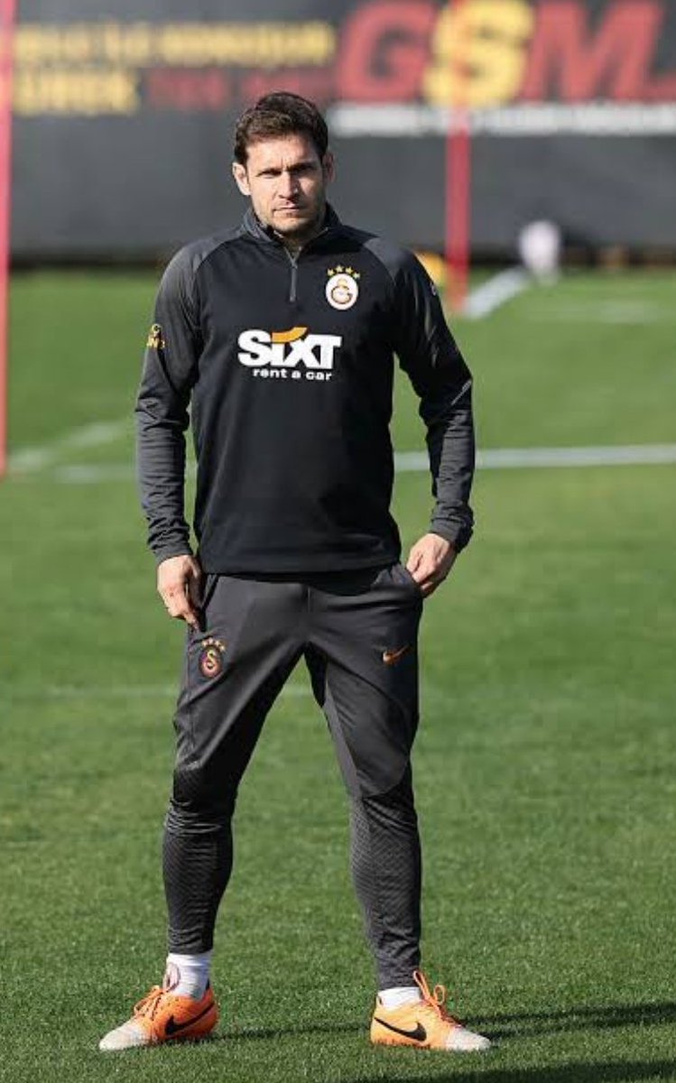 asi_reis_'s tweet photo. Singo gibi sakat oyunculara maruz kalmamak için Moritz Voltz ' u yeniden  acil bir şekilde takımın başına getirilmelidir.
🚨 Okan Buruk 'un 500 bin Euro maaşını mazaret gösterip, yolladığı Voltz 'un diplomaları.
🚨Bireysel oyuncu gelisim.
-Gözlem,sağlik bilim.
-Bilimsel metodlarla antreman.
- Scout analiz 
- Rakip takım analiz , gözlem.