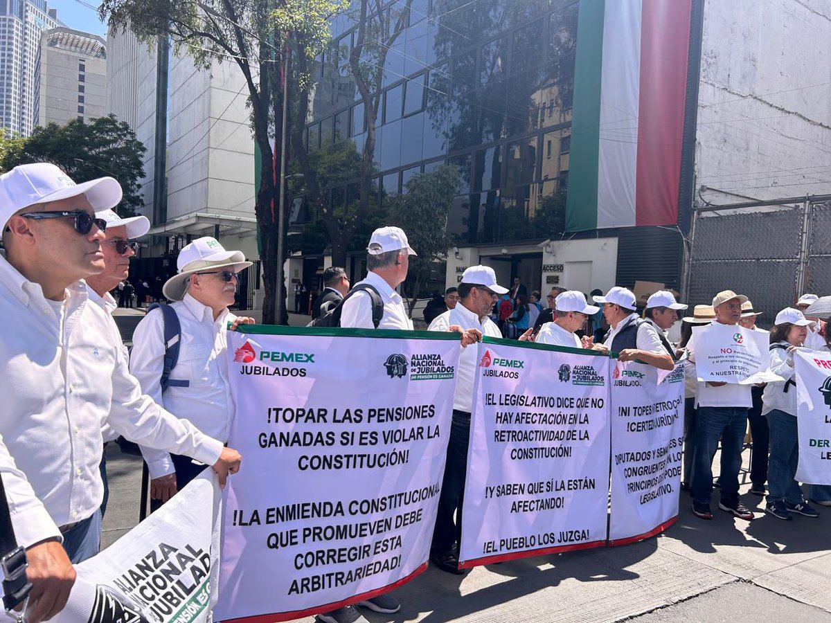 jubiladosPemex's tweet photo. Hoy nuestra voz volvió a hacerse presente en el Senado de la República. 🇲🇽

Jubiladas y jubilados acudimos para dar seguimiento al proceso legislativo y reiterar una posición que hemos sostenido desde el inicio: la corrección al artículo 127 constitucional debe brindar certeza sobre los derechos adquiridos, la no retroactividad y la seguridad jurídica de quienes dedicaron décadas de trabajo al servicio del país.

Nuestra presencia expresa que seguimos atentos al proceso, participando y haciendo escuchar las experiencias de quienes viven directamente las consecuencias de estas decisiones.

No defendemos privilegios. Defendemos derechos ganados después de toda una vida de trabajo.

Antes de votar, escuchen a los jubilados.
¡Mi pensión es ganada!

#EscucharAntesDeReformar #MiPensiónEsGanada #DerechosAdquiridos #NoRetroactividad #CertezaJurídica #JubiladosPEMEX #Artículo127