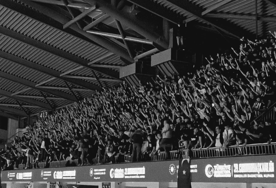 UltrasTurkish's tweet photo. Sizce yarı yarıya tribünde hangi taraf ağır bastı? 

GFB ⚔️ çArşı https://t.co/TdG0JTEK9c