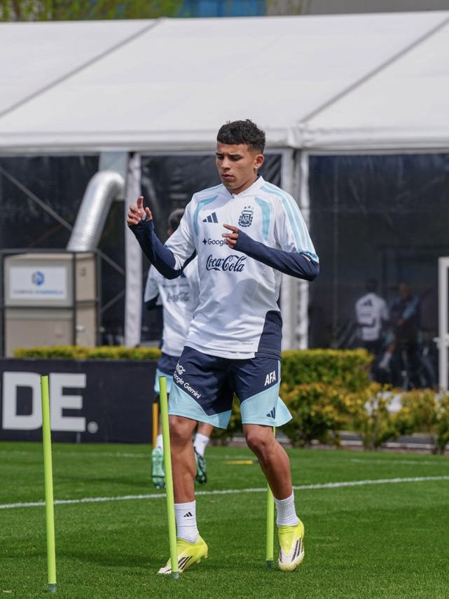 BocaPredio's tweet photo. 𝐋𝐞𝐨 𝐅𝐥𝐨𝐫𝐞𝐬 y su primer entrenamiento con la Selección Argentina 🇦🇷💙💛💙

#VamosLosPibes
#DeBocaPredioAlMundo https://t.co/Ym3MKvY2tN