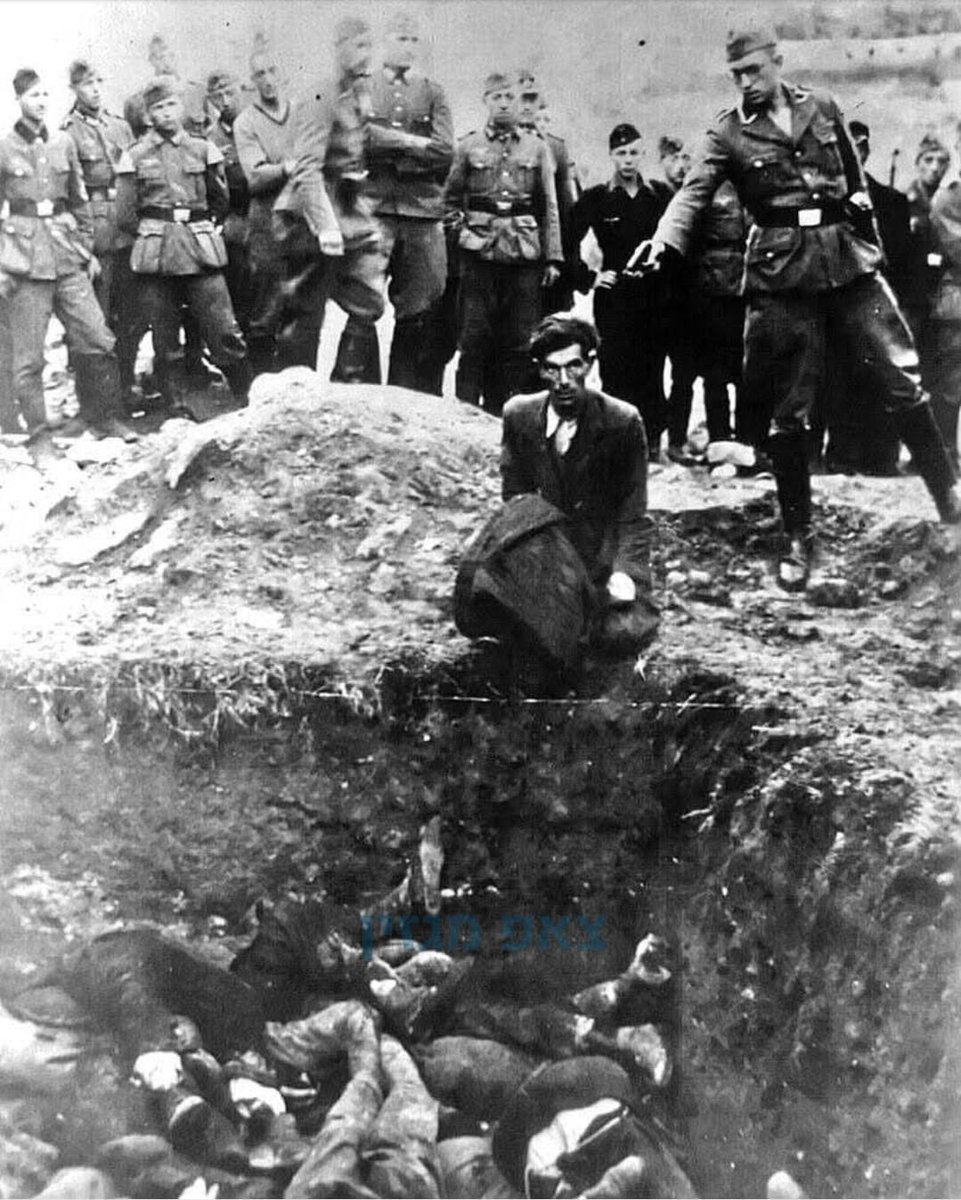 plexaleOK's tweet photo. Se revelaron nuevos detalles sobre una de las fotografías más reconocibles y estremecedoras del Holocausto. 

Un historiador alemán logró identificar al oficial nazi que asesinó a un judío en la imagen conocida como “El último judío de Vínnitsa”. Según la investigación, la fotografía fue tomada en Berdychiv, Ucrania, a unas decenas de kilómetros de Vínnitsa, en julio de 1941. Documenta la ejecución de un judío al borde de una fosa de muerte, mientras detrás de él un oficial de las SS sostiene una pistola preparado para dispararle en la nuca. Al fondo, otros soldados y oficiales de las SS observan con absoluta frialdad.

La fotografía en blanco y negro fue tomada, según el investigador, en Berdychiv, una de las ciudades más significativas de la historia del jasidismo. Muchos judíos fueron asesinados allí durante pogromos perpetrados por los rusos después de la Primera Guerra Mundial. Tras ocupar la ciudad en julio de 1941, los alemanes asesinaron a miles. La singularidad de la imagen radica en que los rostros de los asesinos y de quienes participaron en el crimen aparecen claramente identificables.

Al fondo aparecen al menos 20 soldados y oficiales de las SS contemplando la escena con tranquilidad. En sus rostros no se percibe conmoción ni repugnancia, como si ya hubieran presenciado antes una escena semejante.

Delante de ellos se observa un pequeño montículo formado con la tierra que los propios judíos habían extraído de la fosa de muerte que cavaron para sí mismos. Dentro ya yacen decenas de cuerpos de judíos ejecutados. En el borde, otro judío permanece arrodillado, mirando hacia el horizonte, más allá del fotógrafo. Sabe lo que le espera, pero parece estar ya ausente. Detrás de él se encuentra un oficial nazi con boina y anteojos.

Su mano izquierda está detrás de la espalda, introducida en la funda del cinturón. Mantiene las piernas perfectamente separadas y lleva botas lustradas hasta las rodillas. Parece alguien vestido para una celebración. En la mano derecha sostiene una pistola extendida hacia adelante. Un instante después le disparará en la nuca y lo asesinará.

La fotografía fue publicada cientos y quizás miles de veces en libros y revistas, pero hasta ahora nada se sabía con certeza sobre ella: ni la identidad del asesino, ni la de la víctima, las demás víctimas, los testigos, el lugar o el momento. Ahora, una revista de ciencia histórica publica la investigación de Jürgen Matthäus, historiador alemán que hasta marzo de este año fue jefe de la División de Investigación del Museo del Holocausto de Washington, aportando los detalles que permiten reconstruir la escena.

Según Matthäus, la fotografía fue tomada en una fortaleza cerca de Berdychiv durante las primeras horas de la tarde del 28 de julio de 1941, tres semanas después de la ocupación de la ciudad y pocos días antes de que sus judíos fueran concentrados en un gueto. El tirador era Jakobus Onnen, profesor de inglés, francés y educación física, nacido en 1906 en un pequeño pueblo cercano a la frontera neerlandesa.

Onnen se incorporó a las SA, las tropas de asalto nazis, dos años antes de que el partido llegara al poder, y un año después se unió a las SS. Fue destinado a Polonia inmediatamente después del comienzo de la ocupación nazi y, según la investigación, ya había asesinado judíos un mes antes.

Onnen y su unidad, integrada por 700 soldados, formaban parte de unidades móviles encargadas de la “limpieza de elementos peligrosos para el Reich en la retaguardia”, mientras el ejército combatía contra la Unión Soviética. Su unidad se destacó por su eficiencia: hasta el otoño de 1942 asesinó a más de 100.000 civiles, hombres, mujeres y niños, en su inmensa mayoría judíos.

El propio Hitler visitó la ciudad a comienzos de agosto de 1941 para reconocer la eficiencia de sus soldados. Cuando el Ejército Rojo liberó Berdychiv en enero de 1944, solo quedaban 15 judíos de los 20.000 que vivían allí antes de la ocupación. Onnen murió en combate en 1943.

Ynet