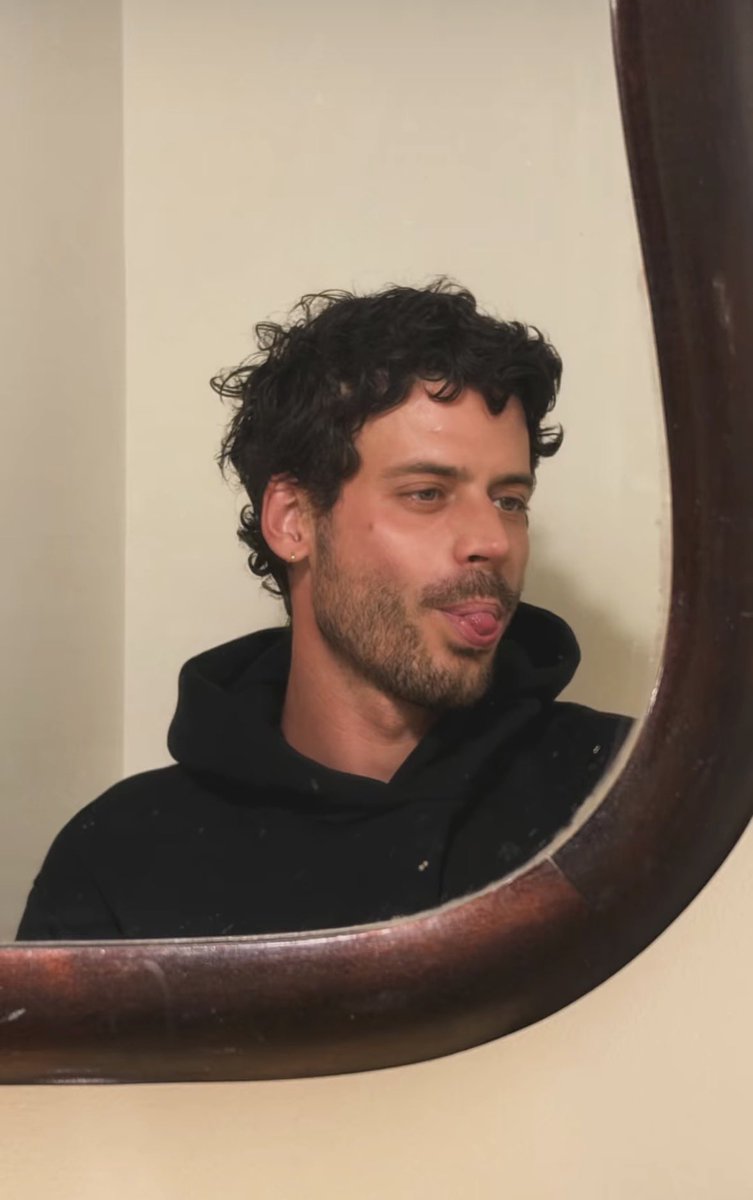 ROZYOMENS's tweet photo. the curls, i’m going to spontaneously combust https://t.co/hpkEpo3cly