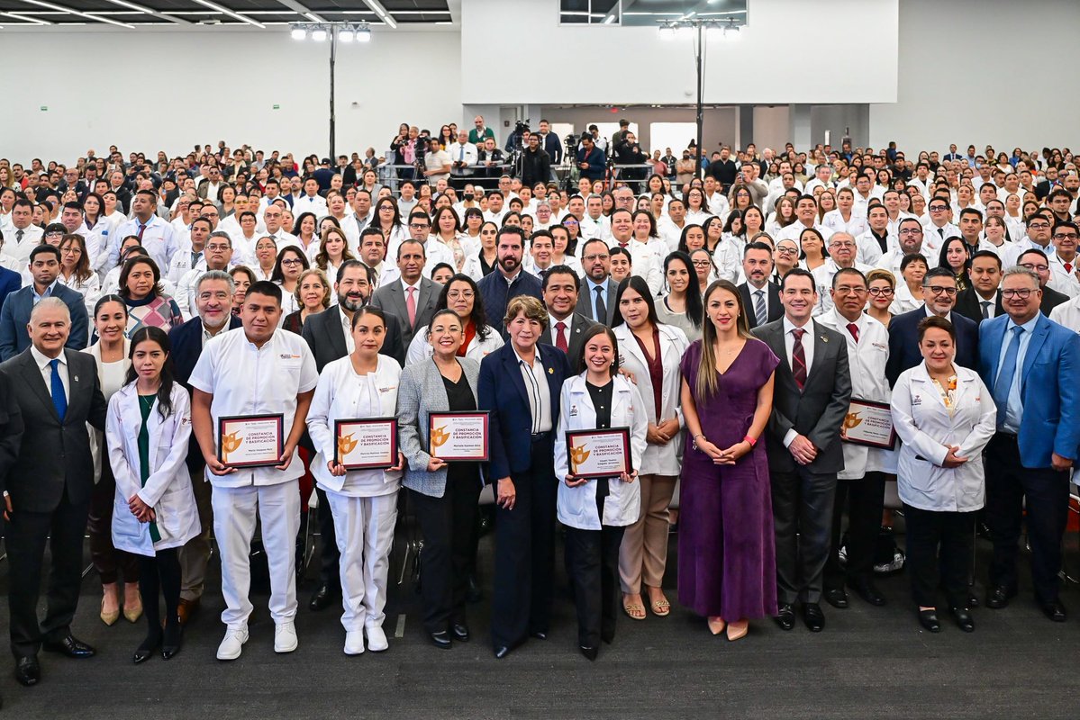 delfinagomeza's tweet photo. Esta mañana hicimos entrega de 310 promociones y basificaciones a personal médico, paramédico y administrativo del ISSEMYM, como un acto de justicia y en reconocimiento a la labor que realizan cuidando de la salud de personas servidoras públicas.
Darles certeza sobre su trabajo, es brindarles tranquilidad sobre su futuro al personal que día con día atiende con profesionalismo, responsabilidad, calidez y empatía.
#ElPoderDeServir