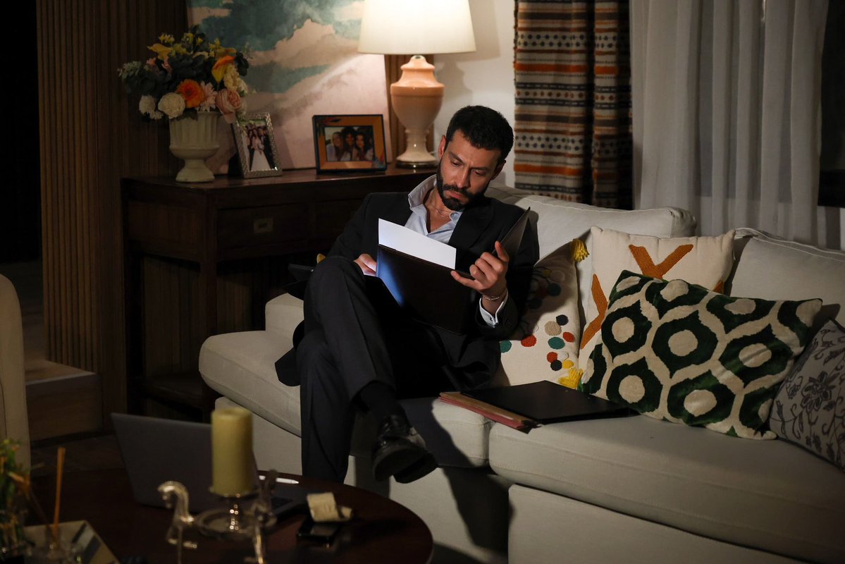 TvDunyasii's tweet photo. “İKİ CİHAN BİR ARAYA GELSE DE BEN SENİ AFFETMEM!”

Show TV’nin MF Yapım imzalı, Ayça Ayşin Turan, Ekin Koç ve Feyyaz Şerifoğlu’nu buluşturan dizisi #MuhtemelAşk Perşembe akşamı yayınlanacak heyecan dolu yeni bölümüyle izleyicileri ekran başına kilitlemeye hazırlanıyor.

Yayınlanan tanıtımda Kadir ve Tamer, Defne için karşı karşıya geliyor. Bir yanda “Sevgili eşim” sözleriyle sahiplenilmeye çalışılan Defne, diğer yanda gözlerinin mavisine kadar tarif edilen tutkulu bir aşkın arasında kalıyor. 

Tanıtımın finalinde Defne’nin “Ben seni affetmem!” feryadı gerilimi doruğa taşırken, ilişkilerde saklanan sırların bir bir ortaya çıkacağı ve dengelerin altüst olacağı yeni bölüm merakla bekleniyor.