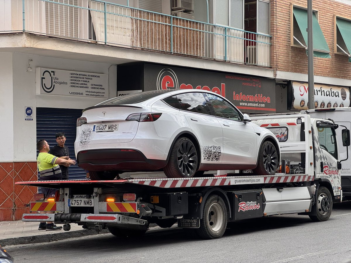 Pacotwen1's tweet photo. @TSLA_inside_ Yo allá por el 2020 hacía trampas. 
Instalas la APP de Tesla en 2 teléfonos. 
Uno de ellos lo dejas dentro del coche y con el otro lo llamas. 
No sé si eso lo habrán capado, porque la basura de Tesla que tengo ahora lleva meses en el taller porque se reinicia cada minuto. https://t.co/hlz4TO29Sf