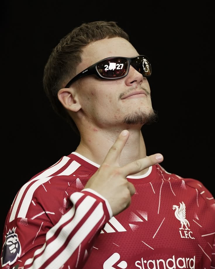 Pdroth_5's tweet photo. Vocês sois uma piada, wirtz é  classe mundial quem não enxerga deveria assistir um outro desporto, reds precisam se conectar a wirtz. No Leverkuzen wirtz era uma maravilha porque os jogadores lá o aceitaram como o criador, szoboszlai&amp;Grav querem assumir esse papel a todo momento https://t.co/Zxglc8Pdq0