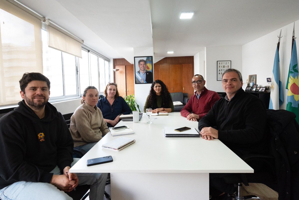 OpisuPba's tweet photo. 🗣 ️ La directora ejecutiva, @barriosromi, se reunió hoy con el intendente de Azul, @NelsonSombraOK, para implementar acciones que lleven bienestar a los y las bonaerenses que viven en los barrios populares del distrito. https://t.co/ZpMCN558zW