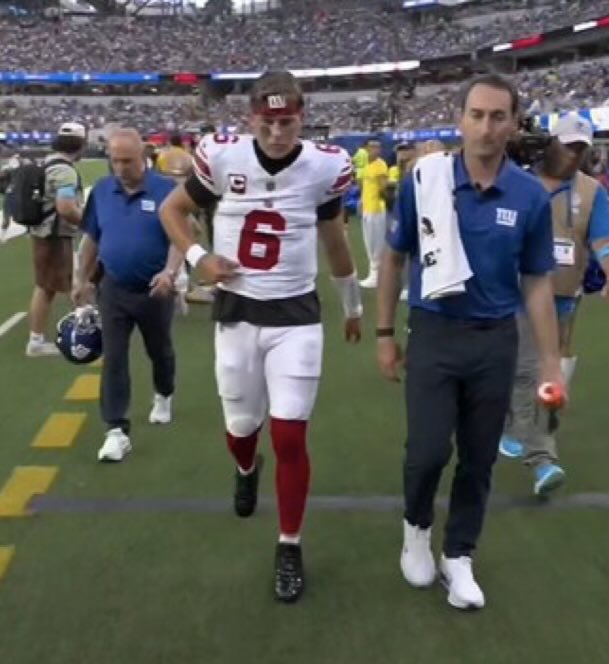 reggie_oneil's tweet photo. Guess what guy tore up his knee and is out for the season and what guy tweaked his hamstring and might play this week https://t.co/vTd3Rmb1C5