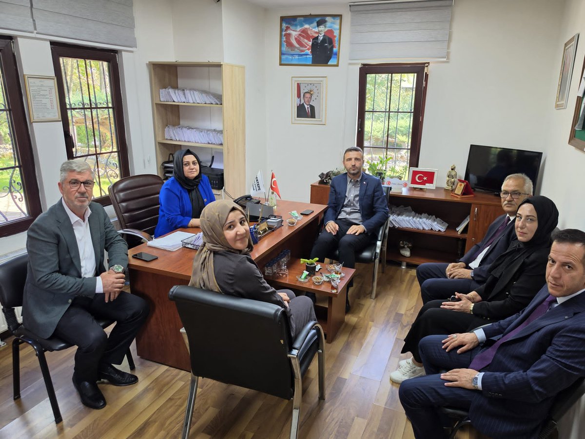 AkKeciorenResmi's tweet photo. 📍Esertepe 

Ankara Milletvekilimiz Sayın Orhan Yeğin ve İl Yönetim Kurulu Üyemiz Av. Melike Günay Topaçoğlu'nun katılımlarıyla;

İlçe Yürütme-Yönetim Kurulu Üyelerimiz ve Teşkilat mensuplarımız ile birlikte
ve teşkilat mensuplarımızla birlikte Esertepe Mahallemiz de esnaf ziyaretleri gerçekleştirildi.

Kıymetli esnaflarımızla bir araya gelerek talep ve görüşlerini dinledik.

Misafirperverlikleri ve samimi ev sahiplikleri için tüm esnaflarımıza teşekkür ediyor, çalışmalarında hayırlı işler ve bol kazançlar diliyoruz. 🤝

@RTErdogan
@hakanhanozcan
@orhanyegin
@erhansarigol
@av_melikegnyt
@AkpartiAnkara
@omerfarukislam