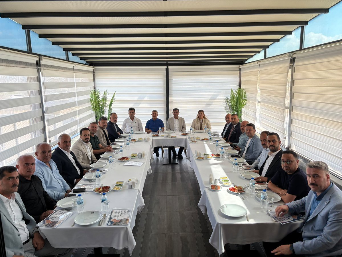 avfatmagulcalim's tweet photo. Hatay Milletvekilimiz Sn.Adem YEŞİLDAL,İl Başkanımız Sn.Mustafa ERDOĞAN ve 15 İlçe Başkanlarımızla bir araya geldik.

İlçelerimizde yürütülen çalışmaları, teşkilatlarımızın saha gündemini ve önümüzdeki dönemin çalışma programını istişare ettik.

Hatay’ımızın her noktasında güçlü bir teşkilat çalışması için birlik ve koordinasyon içerisinde yolumuza devam ediyoruz.