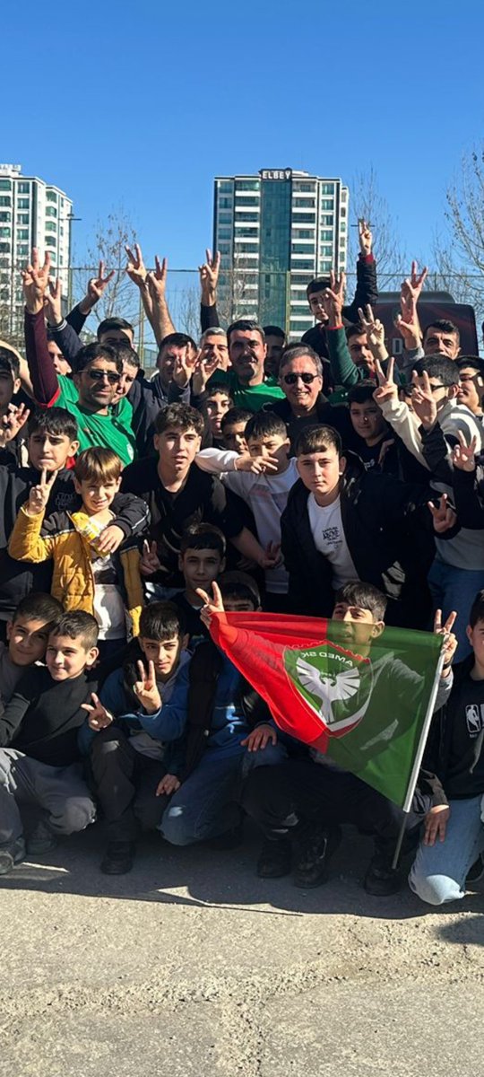 cahityildirm's tweet photo. İtiraf ediyorum !!!!

Amedspor Beşiktaş maçına  Bingölden başka birisinin Kombinesini alıp girdim....

Haklı sebeplerim var 10 bin bilet 1 dk içinde bitti.

Ve şuan Kombinem yok. Yardımcı olacak kimsede yok, Geçen yıl Amedspor un Bir çok organizasyonuna Öncülük ettim, Hani kışın ortası Amedspor Bingölden Erzurum deplasmanına giderken Halka  çağrıda bulunup Bingölde adeta mitinge dönen bir karşılama yapmıştık ya o işte. Sonrasınra  İstişare kurulu ve  İş adamlarımızın desteği ile Bingölden 35 Çocuk 35 Yetişkin olmak üzere 70 kişiyle Amedspor Sakaryaspor maçına davet edilmiştik. Sonrasında Amedspor U19 takımı ve Diyarbakır Büyükşehir Belediye spor takımının Bingölde ki müsabakalarda Konaklaması konusunda yardımcı olmuştuk. Vel hasıl son olarak Bingölden Iğdıra kadar Arkadaşlarımla beraber Şampiyon olacağımıza inanarak gidip Şampiyon olup gitmiştik. Ve bugün Bilet ve kombine bulma konusunda sıkıntı yaşayan biri olarak başkasının kombinesi ile maça girdim...Doğrusu bundan sonra nasıl bir yol izleyeceğim konusunda fikrim yok 

#Amedspor @amedskofficial @av_nahiteren @AzizElald