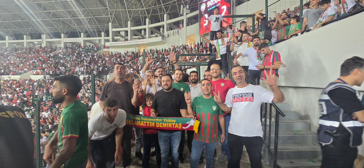 cahityildirm's tweet photo. İtiraf ediyorum !!!!

Amedspor Beşiktaş maçına  Bingölden başka birisinin Kombinesini alıp girdim....

Haklı sebeplerim var 10 bin bilet 1 dk içinde bitti.

Ve şuan Kombinem yok. Yardımcı olacak kimsede yok, Geçen yıl Amedspor un Bir çok organizasyonuna Öncülük ettim, Hani kışın ortası Amedspor Bingölden Erzurum deplasmanına giderken Halka  çağrıda bulunup Bingölde adeta mitinge dönen bir karşılama yapmıştık ya o işte. Sonrasınra  İstişare kurulu ve  İş adamlarımızın desteği ile Bingölden 35 Çocuk 35 Yetişkin olmak üzere 70 kişiyle Amedspor Sakaryaspor maçına davet edilmiştik. Sonrasında Amedspor U19 takımı ve Diyarbakır Büyükşehir Belediye spor takımının Bingölde ki müsabakalarda Konaklaması konusunda yardımcı olmuştuk. Vel hasıl son olarak Bingölden Iğdıra kadar Arkadaşlarımla beraber Şampiyon olacağımıza inanarak gidip Şampiyon olup gitmiştik. Ve bugün Bilet ve kombine bulma konusunda sıkıntı yaşayan biri olarak başkasının kombinesi ile maça girdim...Doğrusu bundan sonra nasıl bir yol izleyeceğim konusunda fikrim yok 

#Amedspor @amedskofficial @av_nahiteren @AzizElald