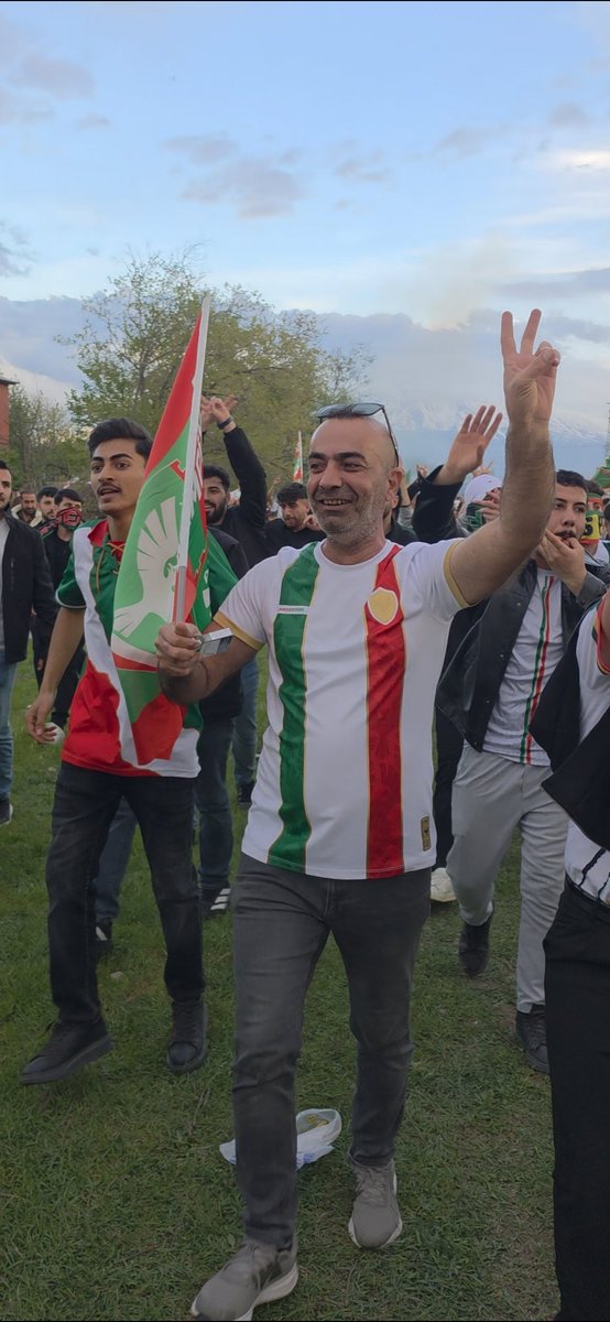 cahityildirm's tweet photo. İtiraf ediyorum !!!!

Amedspor Beşiktaş maçına  Bingölden başka birisinin Kombinesini alıp girdim....

Haklı sebeplerim var 10 bin bilet 1 dk içinde bitti.

Ve şuan Kombinem yok. Yardımcı olacak kimsede yok, Geçen yıl Amedspor un Bir çok organizasyonuna Öncülük ettim, Hani kışın ortası Amedspor Bingölden Erzurum deplasmanına giderken Halka  çağrıda bulunup Bingölde adeta mitinge dönen bir karşılama yapmıştık ya o işte. Sonrasınra  İstişare kurulu ve  İş adamlarımızın desteği ile Bingölden 35 Çocuk 35 Yetişkin olmak üzere 70 kişiyle Amedspor Sakaryaspor maçına davet edilmiştik. Sonrasında Amedspor U19 takımı ve Diyarbakır Büyükşehir Belediye spor takımının Bingölde ki müsabakalarda Konaklaması konusunda yardımcı olmuştuk. Vel hasıl son olarak Bingölden Iğdıra kadar Arkadaşlarımla beraber Şampiyon olacağımıza inanarak gidip Şampiyon olup gitmiştik. Ve bugün Bilet ve kombine bulma konusunda sıkıntı yaşayan biri olarak başkasının kombinesi ile maça girdim...Doğrusu bundan sonra nasıl bir yol izleyeceğim konusunda fikrim yok 

#Amedspor @amedskofficial @av_nahiteren @AzizElald