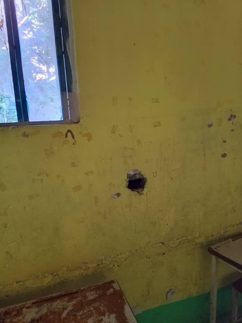 Fritz_A_Sanchez's tweet photo. #Atencion #Venezuela 

Deterioro de instituciones educativas y crisis salarial docente en #Amazonas

Las escuelas públicas presentan un grave deterioro donde los techos que gotean, paredes agrietadas, falta de agua, electricidad, baños y mobiliario, cercenan el derecho a una educación digna en el. #edoAmazonas 

El problema es especialmente crítico en Puerto Ayacucho (planteles como Daniel Navea y Menca de Leoni) y aún peor en comunidades indígenas del interior.