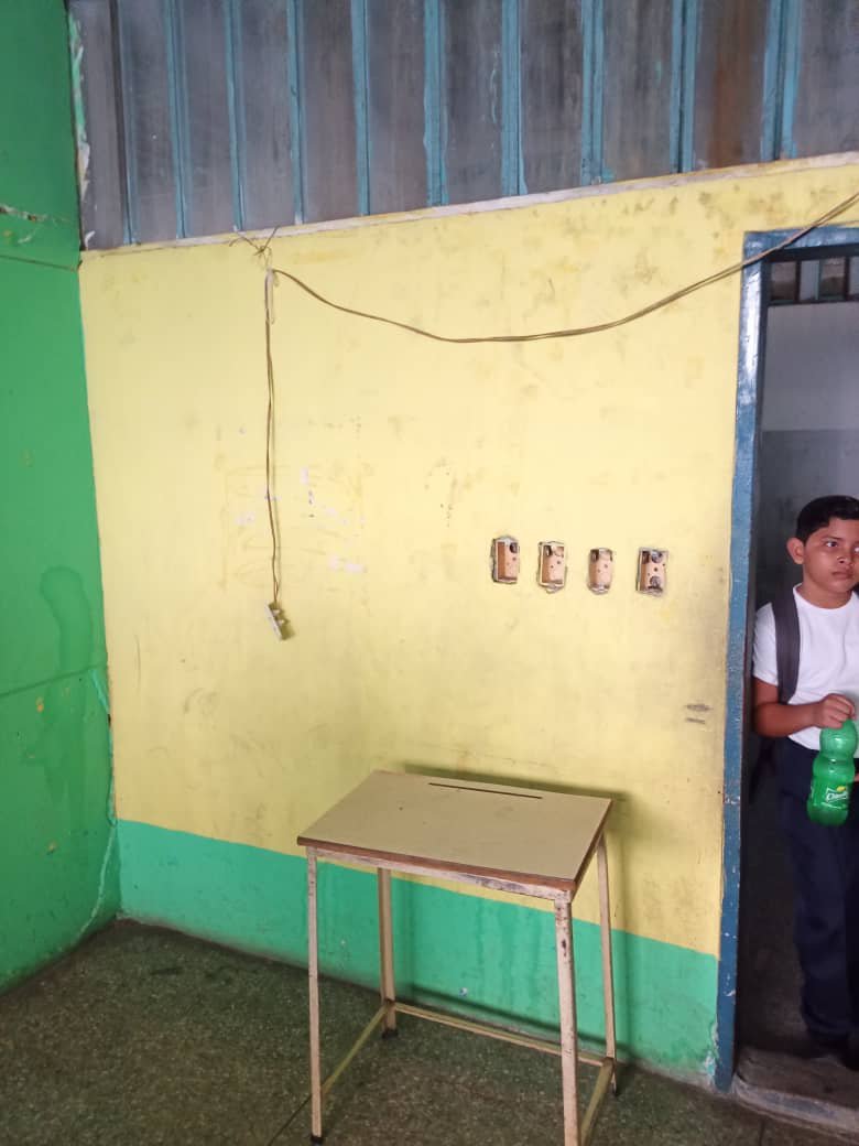Fritz_A_Sanchez's tweet photo. #Atencion #Venezuela 

Deterioro de instituciones educativas y crisis salarial docente en #Amazonas

Las escuelas públicas presentan un grave deterioro donde los techos que gotean, paredes agrietadas, falta de agua, electricidad, baños y mobiliario, cercenan el derecho a una educación digna en el. #edoAmazonas 

El problema es especialmente crítico en Puerto Ayacucho (planteles como Daniel Navea y Menca de Leoni) y aún peor en comunidades indígenas del interior.