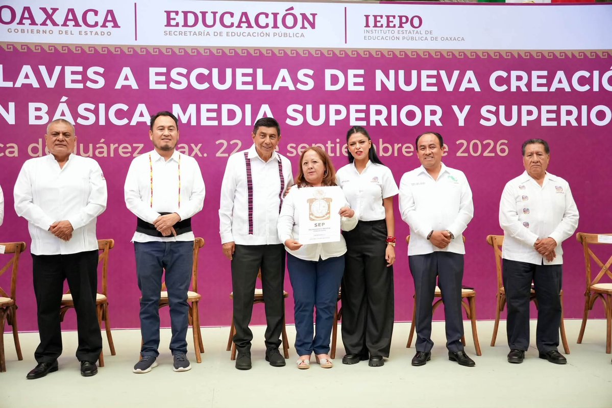 SergioLopez_S's tweet photo. ¡CERTEZA EDUCATIVA PARA EL PLANTEL N. 42 HUAJUAPAN!

Hoy vivimos un momento histórico para el Cecyte Oaxaca con la entrega oficial de la clave de centro de trabajo 20ETC0042T al Plantel 42 de Huajuapan de León, por parte del Gobernador del estado, Ing. Salomón Jara Cruz (@salomonj). 

Este logro brinda certeza jurídica y académica a nuestra comunidad estudiantil, fortalece la educación media superior tecnológica y abre nuevas oportunidades para continuar impulsando infraestructura y equipamiento digno.

¡En Oaxaca, la transformación educativa avanza con hechos!

#CECyTEO