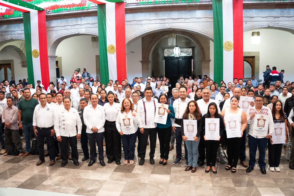 SergioLopez_S's tweet photo. ¡CERTEZA EDUCATIVA PARA EL PLANTEL N. 42 HUAJUAPAN!

Hoy vivimos un momento histórico para el Cecyte Oaxaca con la entrega oficial de la clave de centro de trabajo 20ETC0042T al Plantel 42 de Huajuapan de León, por parte del Gobernador del estado, Ing. Salomón Jara Cruz (@salomonj). 

Este logro brinda certeza jurídica y académica a nuestra comunidad estudiantil, fortalece la educación media superior tecnológica y abre nuevas oportunidades para continuar impulsando infraestructura y equipamiento digno.

¡En Oaxaca, la transformación educativa avanza con hechos!

#CECyTEO
