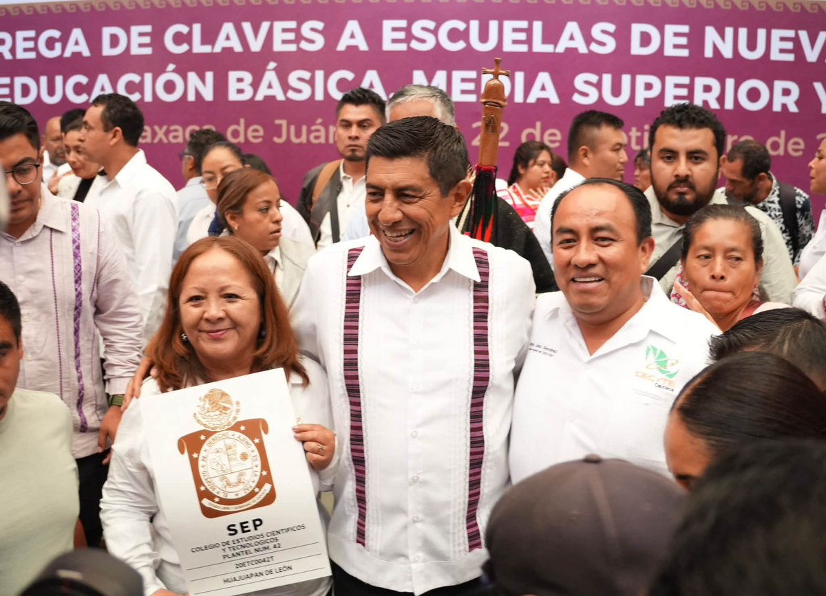 SergioLopez_S's tweet photo. ¡CERTEZA EDUCATIVA PARA EL PLANTEL N. 42 HUAJUAPAN!

Hoy vivimos un momento histórico para el Cecyte Oaxaca con la entrega oficial de la clave de centro de trabajo 20ETC0042T al Plantel 42 de Huajuapan de León, por parte del Gobernador del estado, Ing. Salomón Jara Cruz (@salomonj). 

Este logro brinda certeza jurídica y académica a nuestra comunidad estudiantil, fortalece la educación media superior tecnológica y abre nuevas oportunidades para continuar impulsando infraestructura y equipamiento digno.

¡En Oaxaca, la transformación educativa avanza con hechos!

#CECyTEO