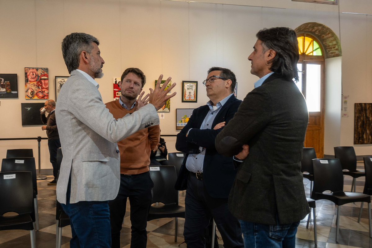 UlpianoSuarez's tweet photo. Mendoza tiene una oportunidad histórica frente a la transición energética mundial. El cobre y otros minerales van a tener una demanda como nunca antes, y nuestra provincia tiene el potencial para ser protagonista.

Por eso hoy firmamos, junto al intendente de Godoy Cruz, @diegocostarelli, un Convenio Marco con la Fundación Plan Pilares: un compromiso para trabajar juntos en el desarrollo productivo, territorial y humano vinculado a una minería moderna y sostenible, con perspectiva ambiental y social.

Vamos a trabajar en formación técnica, desarrollo de pymes y proveedores locales, y vinculación con universidades y el sistema científico.

Es fundamental que los beneficios de esta actividad impacten positivamente en nuestra sociedad: en más y mejores empleos, en pymes más fuertes y en jóvenes con futuro en su provincia, siempre cuidando el agua y nuestros ecosistemas.

Que dos municipios del Gran Mendoza nos sumemos a este desafío juntos dice mucho: el desarrollo no tiene límites departamentales.

Las oportunidades no esperan. El futuro de Mendoza no se espera: se construye. Y lo vamos a construir juntos.