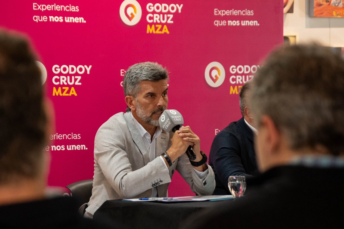 UlpianoSuarez's tweet photo. Mendoza tiene una oportunidad histórica frente a la transición energética mundial. El cobre y otros minerales van a tener una demanda como nunca antes, y nuestra provincia tiene el potencial para ser protagonista.

Por eso hoy firmamos, junto al intendente de Godoy Cruz, @diegocostarelli, un Convenio Marco con la Fundación Plan Pilares: un compromiso para trabajar juntos en el desarrollo productivo, territorial y humano vinculado a una minería moderna y sostenible, con perspectiva ambiental y social.

Vamos a trabajar en formación técnica, desarrollo de pymes y proveedores locales, y vinculación con universidades y el sistema científico.

Es fundamental que los beneficios de esta actividad impacten positivamente en nuestra sociedad: en más y mejores empleos, en pymes más fuertes y en jóvenes con futuro en su provincia, siempre cuidando el agua y nuestros ecosistemas.

Que dos municipios del Gran Mendoza nos sumemos a este desafío juntos dice mucho: el desarrollo no tiene límites departamentales.

Las oportunidades no esperan. El futuro de Mendoza no se espera: se construye. Y lo vamos a construir juntos.