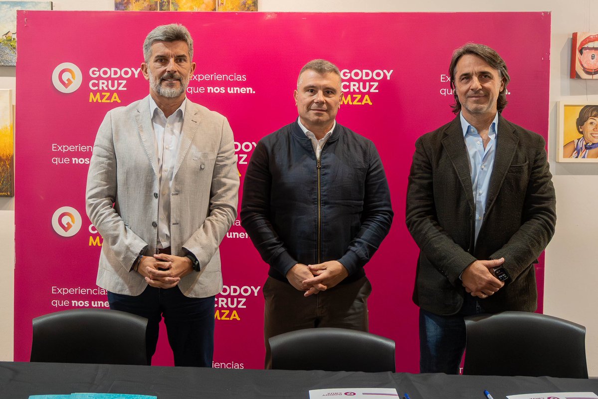 UlpianoSuarez's tweet photo. Mendoza tiene una oportunidad histórica frente a la transición energética mundial. El cobre y otros minerales van a tener una demanda como nunca antes, y nuestra provincia tiene el potencial para ser protagonista.

Por eso hoy firmamos, junto al intendente de Godoy Cruz, @diegocostarelli, un Convenio Marco con la Fundación Plan Pilares: un compromiso para trabajar juntos en el desarrollo productivo, territorial y humano vinculado a una minería moderna y sostenible, con perspectiva ambiental y social.

Vamos a trabajar en formación técnica, desarrollo de pymes y proveedores locales, y vinculación con universidades y el sistema científico.

Es fundamental que los beneficios de esta actividad impacten positivamente en nuestra sociedad: en más y mejores empleos, en pymes más fuertes y en jóvenes con futuro en su provincia, siempre cuidando el agua y nuestros ecosistemas.

Que dos municipios del Gran Mendoza nos sumemos a este desafío juntos dice mucho: el desarrollo no tiene límites departamentales.

Las oportunidades no esperan. El futuro de Mendoza no se espera: se construye. Y lo vamos a construir juntos.