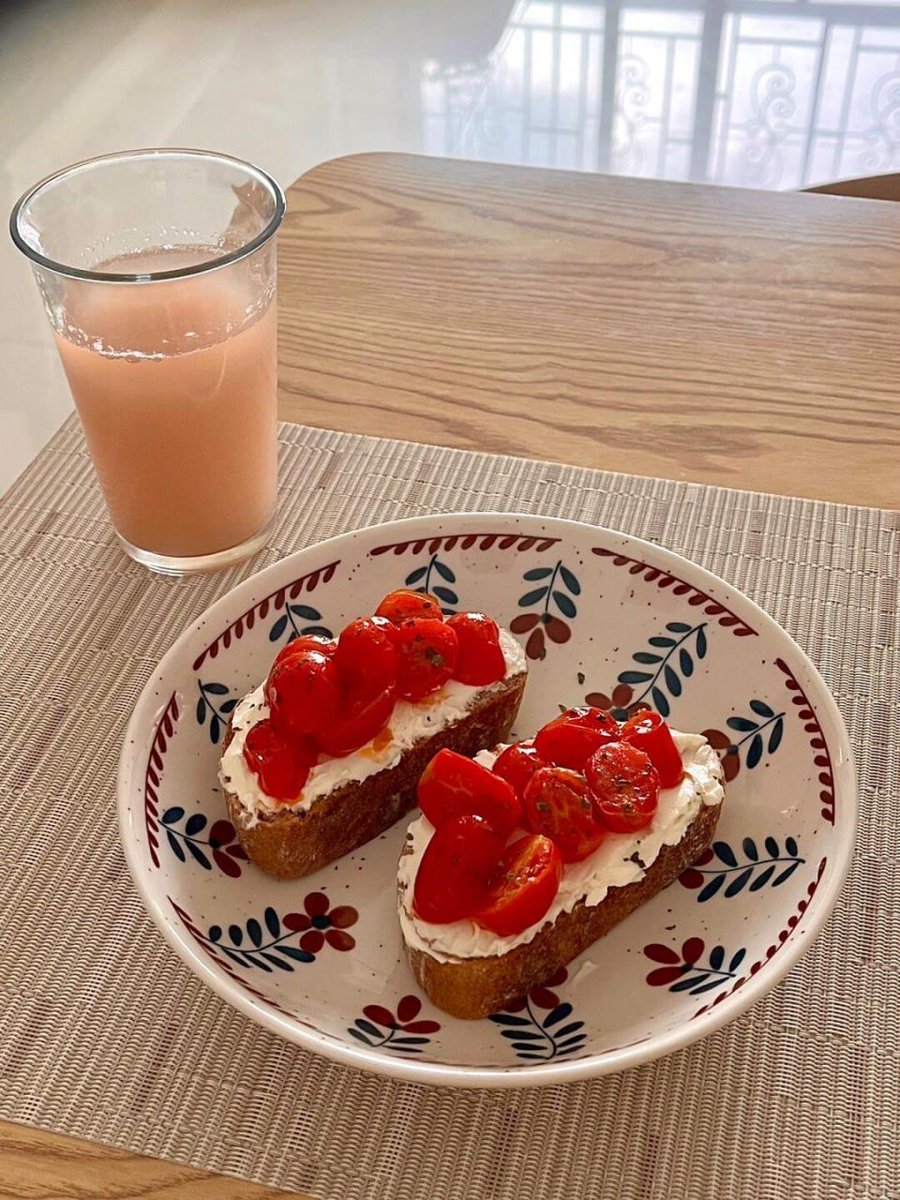 KiraAldobuu's tweet photo. Hoy hice pan con tomate casero, crujiente y lleno de sabor. Un clásico sencillo que siempre alegra el día.， https://t.co/JYsXtASDUk