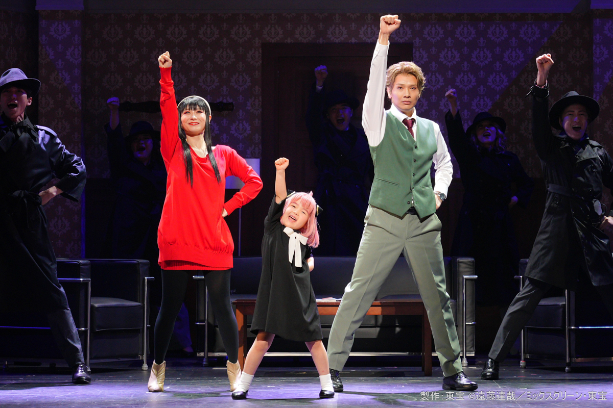 okepi_staff's tweet photo. ミュージカル『SPY×FAMILY 2 爆弾犬篇＆豪華客船篇』ゲネプロレポート
▶https://t.co/LrpgzxnueT

スパイ、殺し屋、超能力者──《仮初めの家族》が帰ってきた！

音楽、笑い、アクション、そして物語の奥に流れる平和への願い。生身の俳優たちが立ち上げる『SPY×FAMILY』の世界！
#ミュージカルSPY https://t.co/JaiHMxjjjv